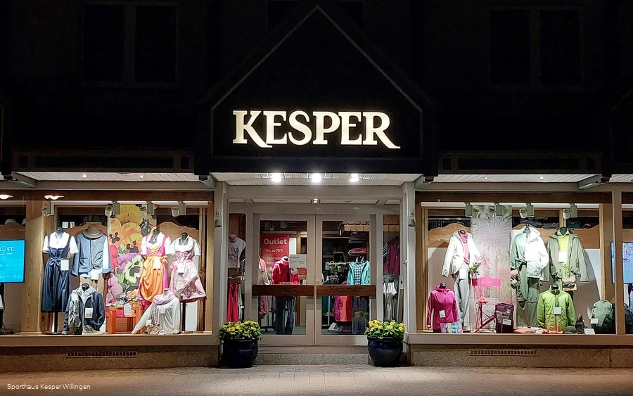 Sporthaus Kesper Außenansicht am Abend Sporthaus Kesper Außenansicht am Abend
