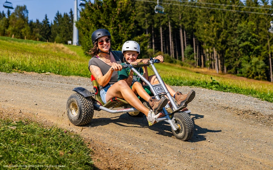 Mutter und Kind auf Mountaincart
