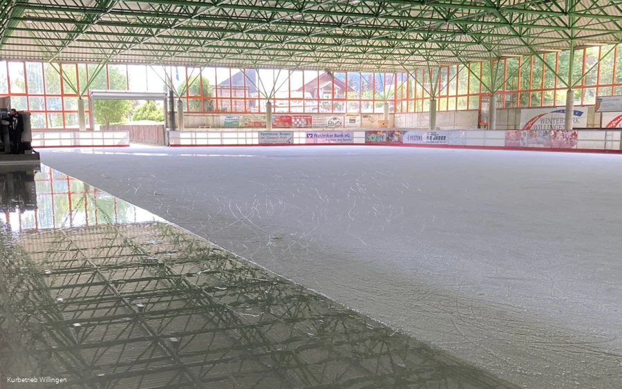 eissporthalle-willingen-eisbereitung c) kurbetrieb-willingen.jpg
