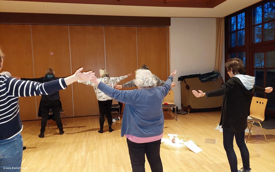 Qigong - Foto drinnen 2.jpg Qigong - Foto drinnen 2.jpg