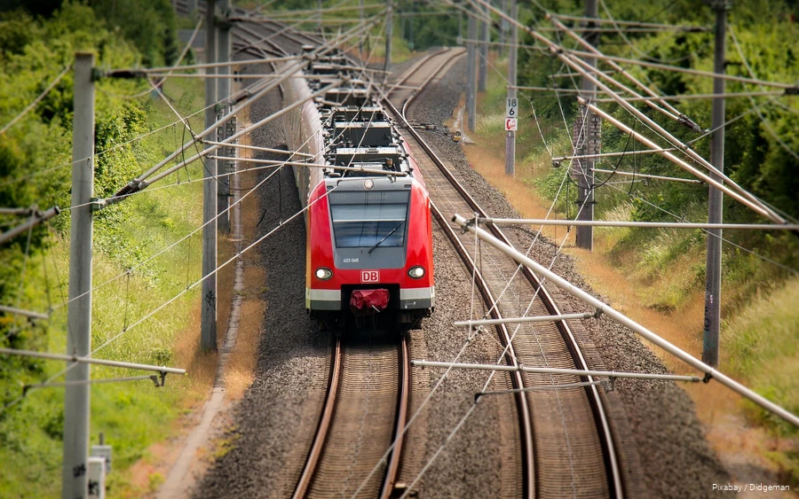 Ein Zug der Deutschen Bahn fährt durch die Landschaft.