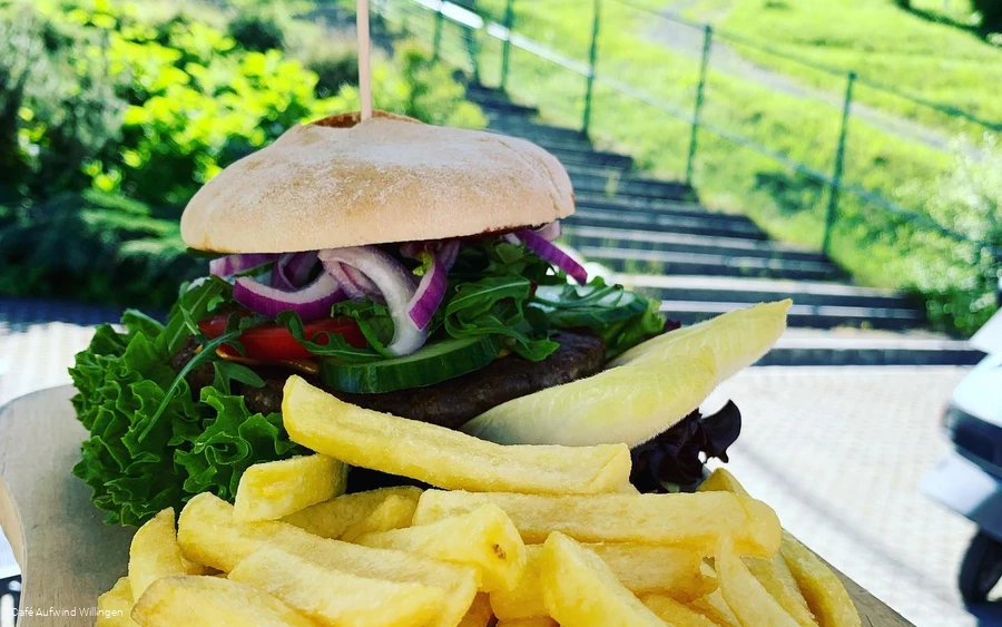 Genuss mit Blick auf die Schanze_(c) Café Aufwind.jpg