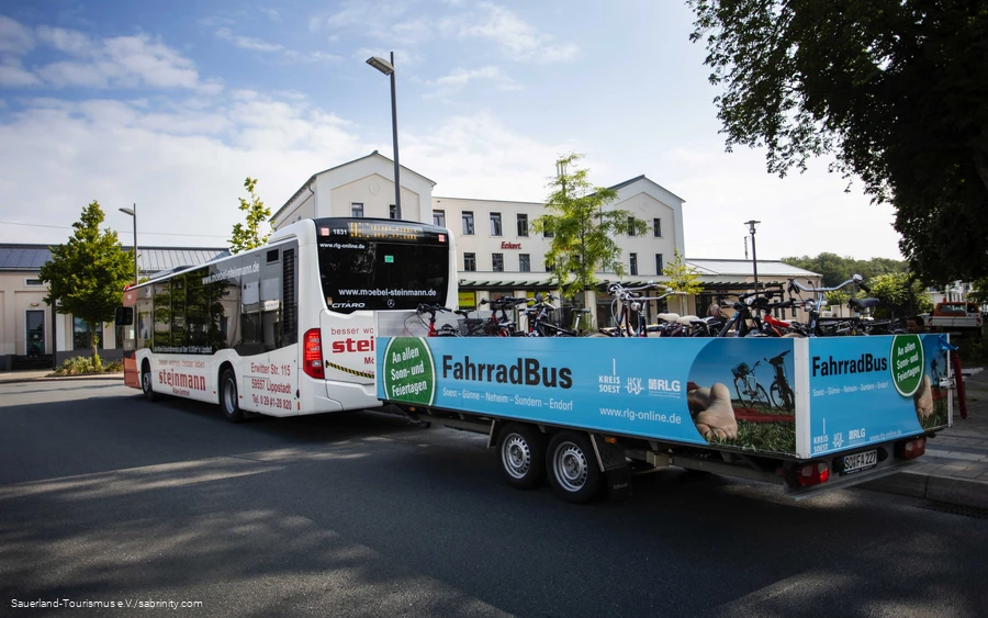 De volgeladen fietsbus op het station van Soest.