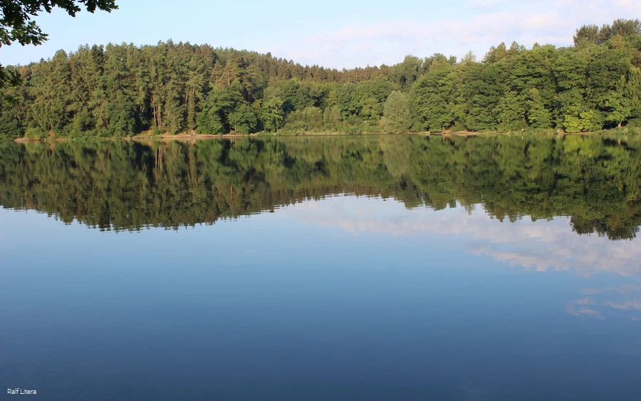 Der ruhige Sorpesee am Morgen.