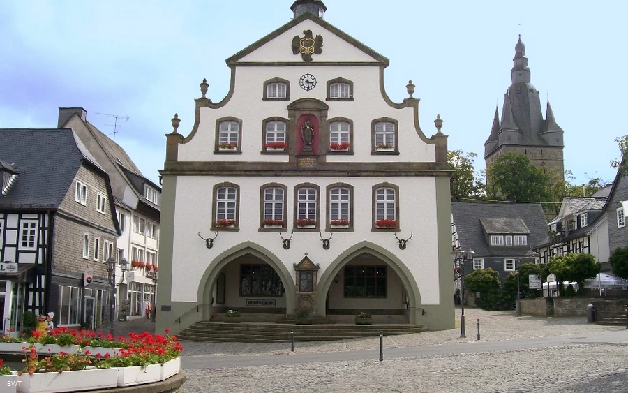 Rathaus mit Brunnen Rathaus mit Brunnen