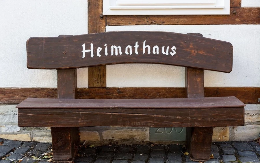 Bank vor dem Heimathaus Bank vor dem Heimathaus