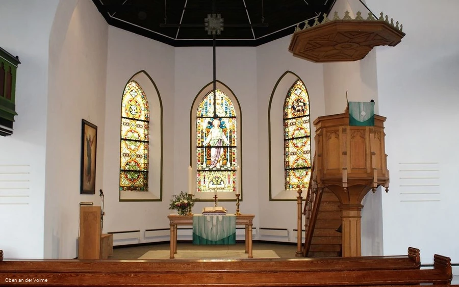 Der Altarbereich mit Kanzel