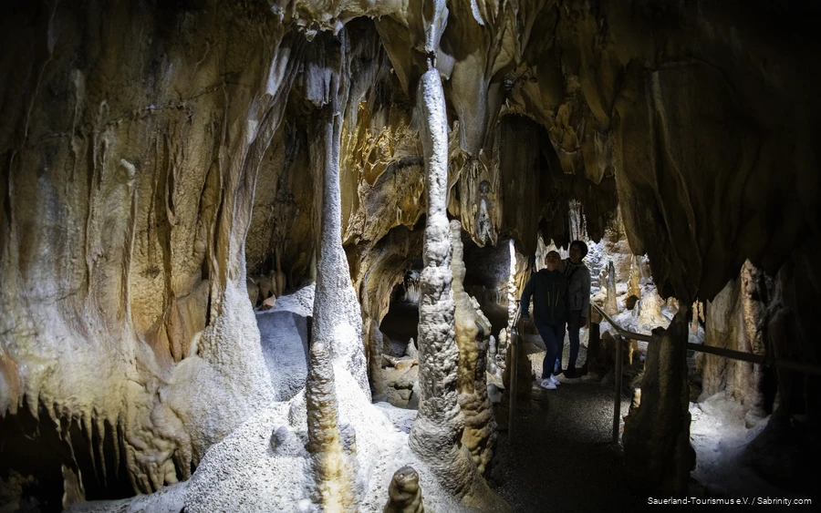 Dechenhöhle 2 Twee vrouwen staan in een druipsteengrot.