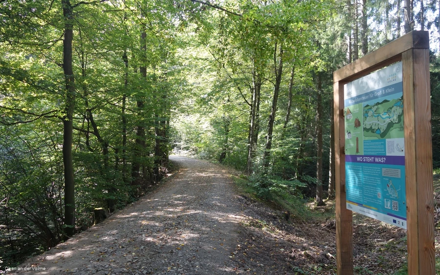 Rätseltafel am Wegesrand auf der alten Bahntrasse