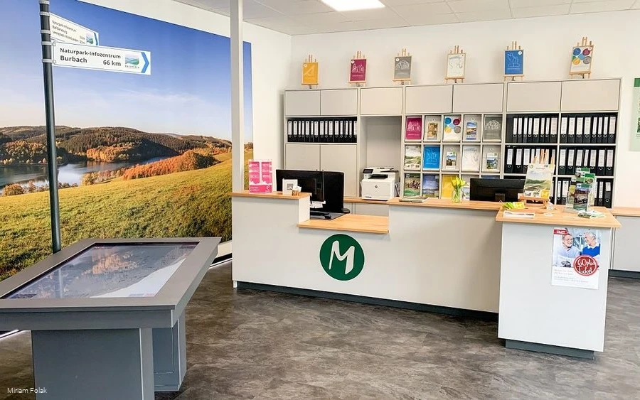 Verkaufsraum und interaktiver Tisch