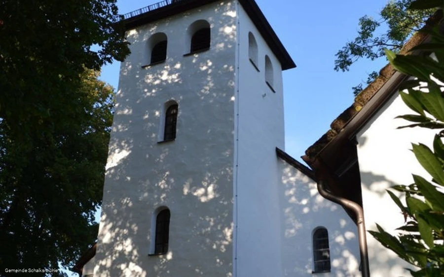 Frontansicht mit Kirchturm