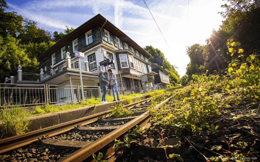 Zwei Frauen stehena am Bahnhof Dechenhöhle.