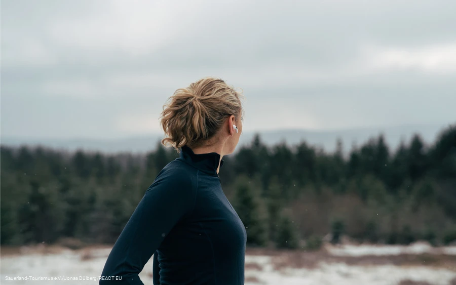 Vrouw starend in de verte