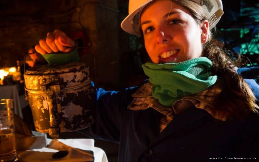 Reisebloggerin Jessica Koch im Sauerländer Besucherbergwerk.