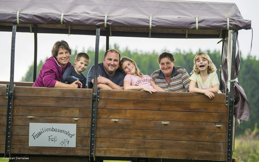 Planwagenfahrt auf dem Familienbauernhof Fass Planwagenfahrt auf dem Familienbauernhof Fass