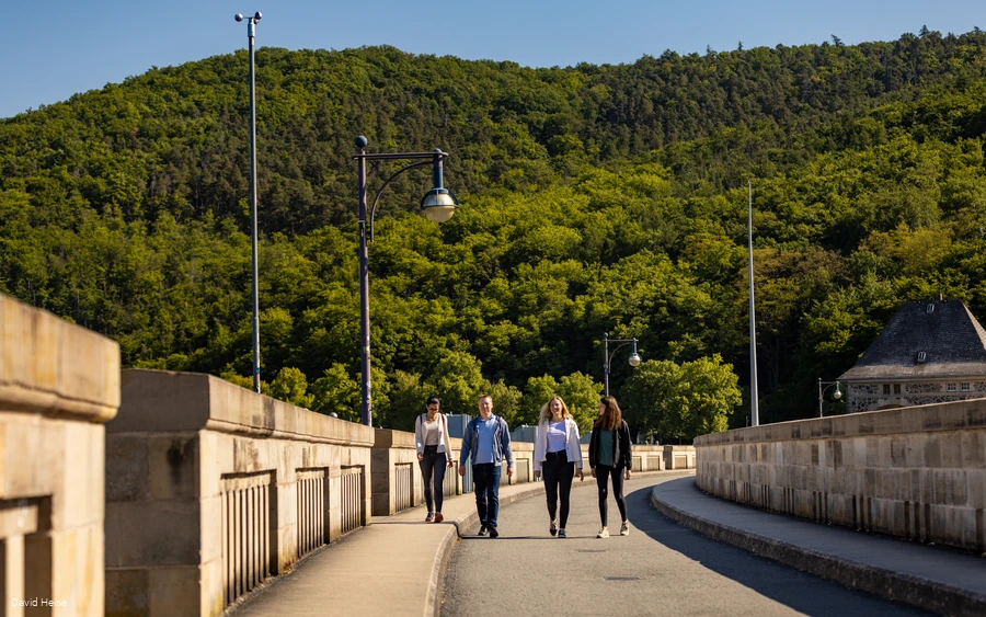 Besucher laufen über die Edertalsperre