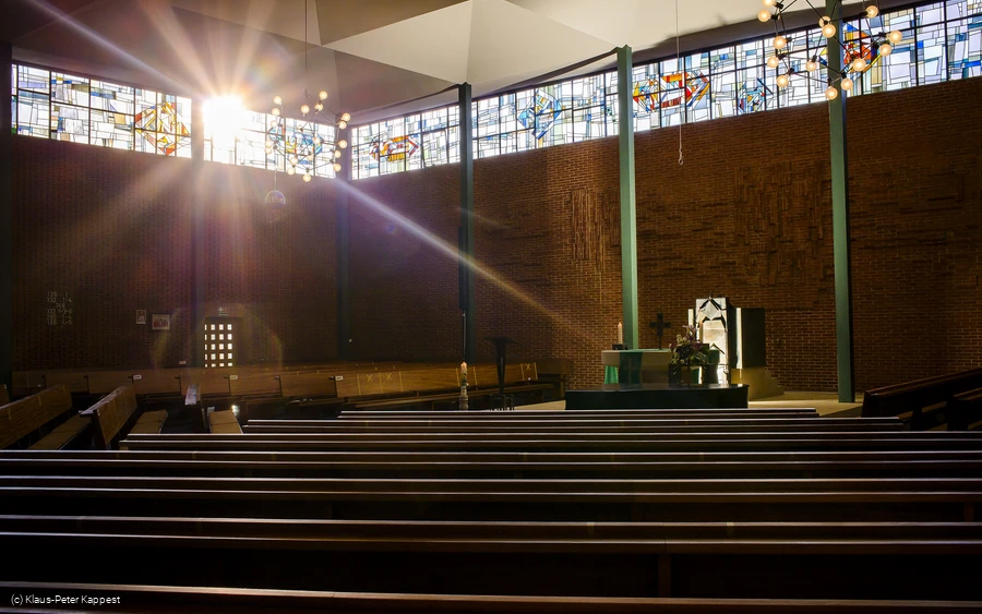 Ein Sonnenstrahl fällt in die Ev. Kirche Willingen