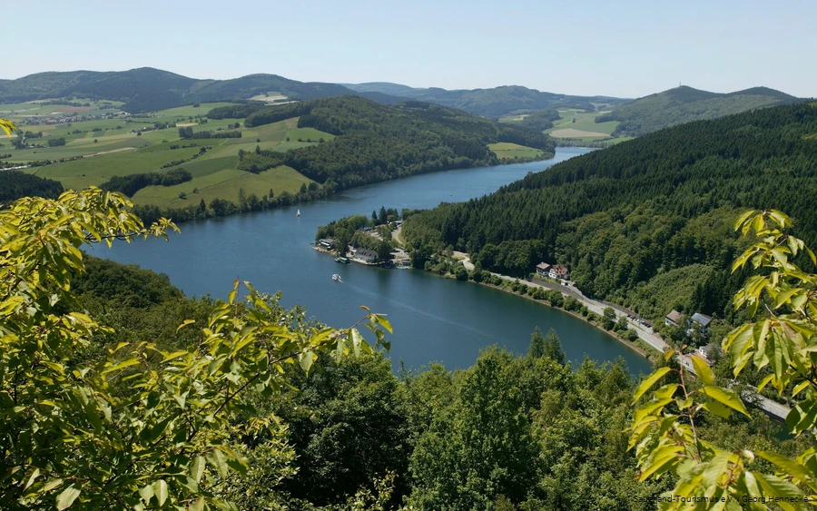 Blick über den Diemelsee von einem der umliegenden Berge.