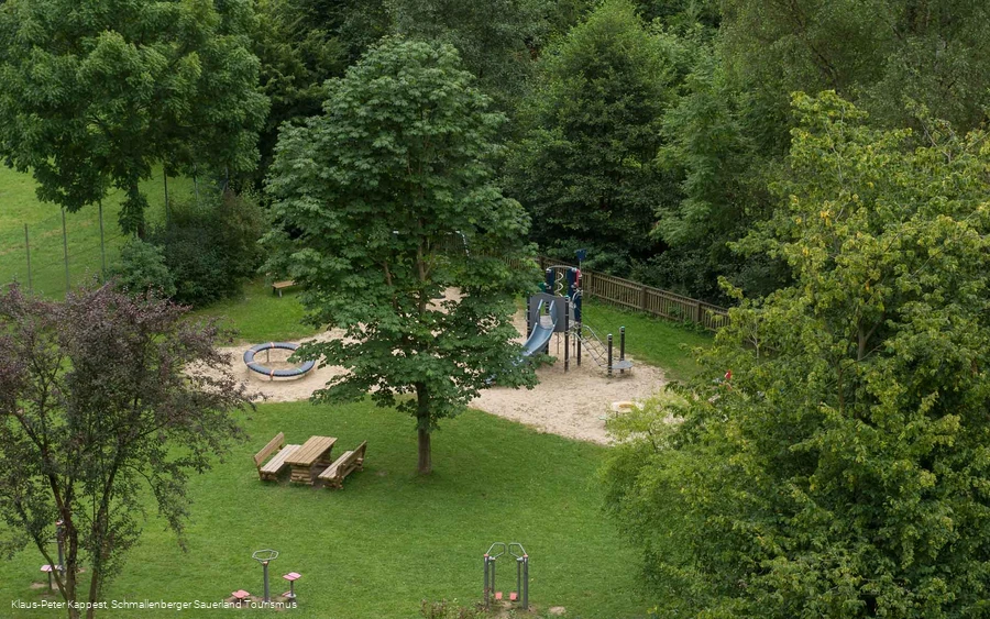 Mehrgenerationen-Spielplatz bei Lenne