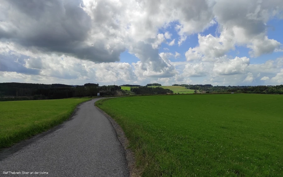 Auch entlang der kleinen Straße führt der Weg