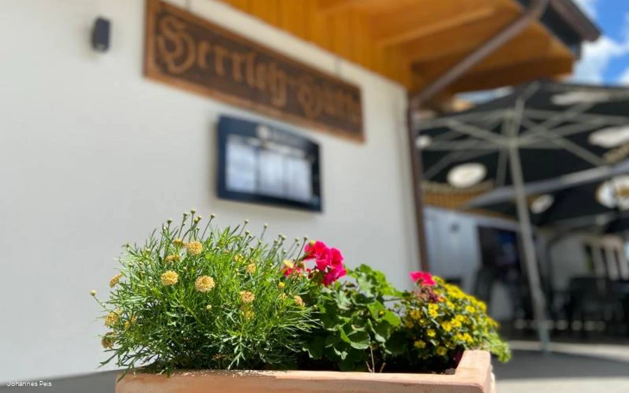 Herrloh Hu╠êtte Terrasse.JPG