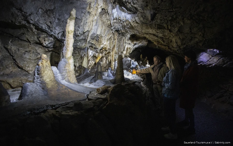 Heinrichshöhle 2 Der Höhlenführer bringt mit einer Taschenlampe einen Tropfstein zum leuchten.