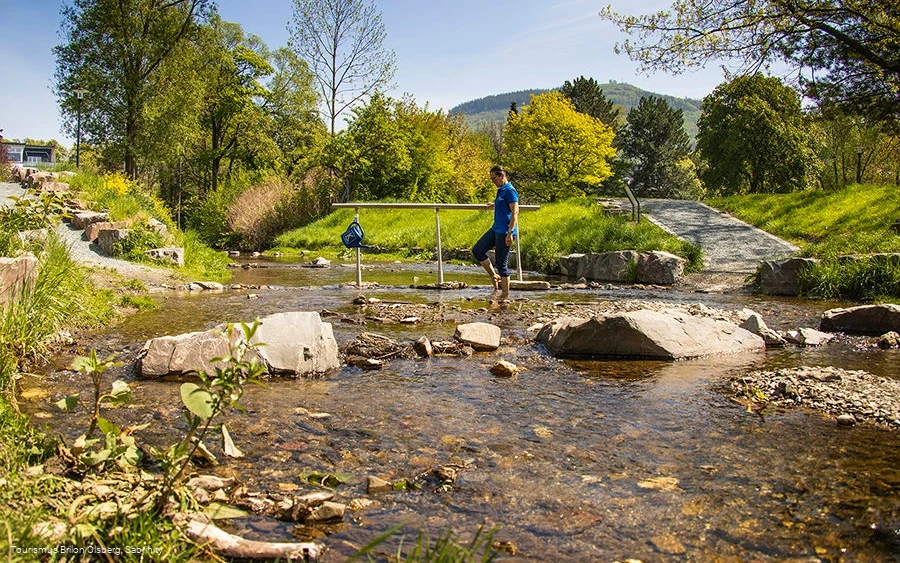 Sprung über das Wasser