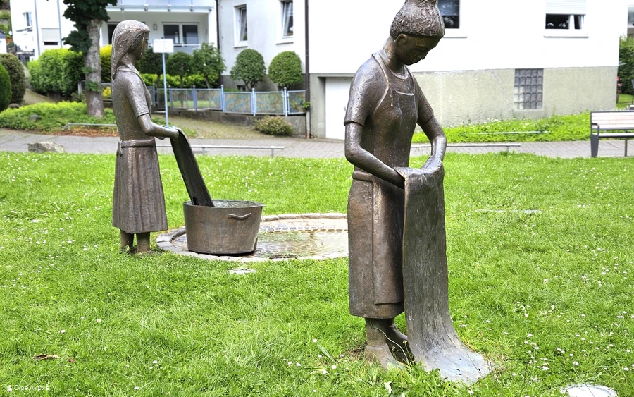 Wäscherinnen-Brunnen Olpe - zwei Figuren