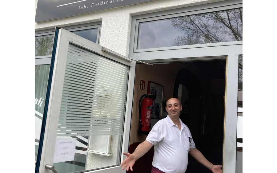 Pizzeria Sizilia mit Eigentürmer.jpg