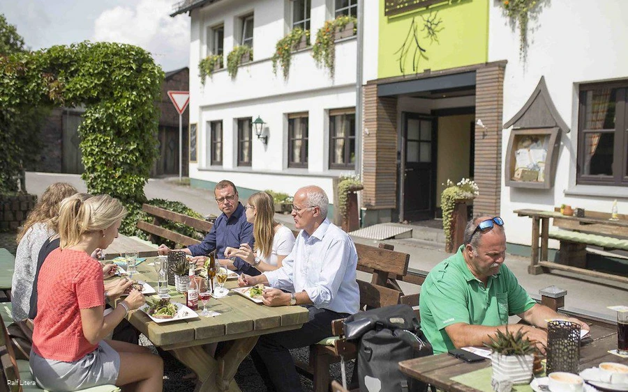 Steinbergs catering buitenshuis Gasten genieten van hun Essen in Steinberg's cateringruimte buiten.