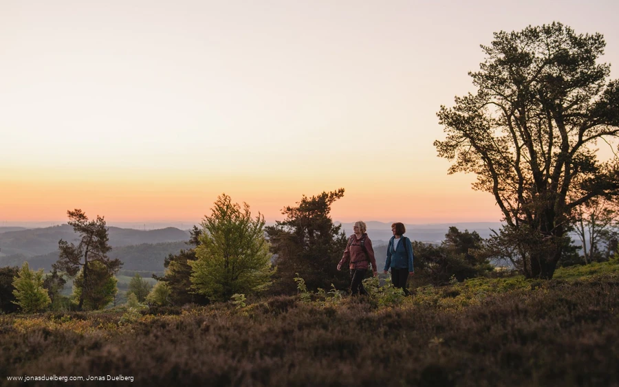Frauen wandern bei Sonnenuntergang durch die Willinger Bergwelt 