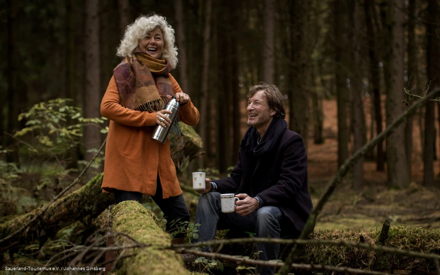 Een koppel pauzeert tijdens een excursie.