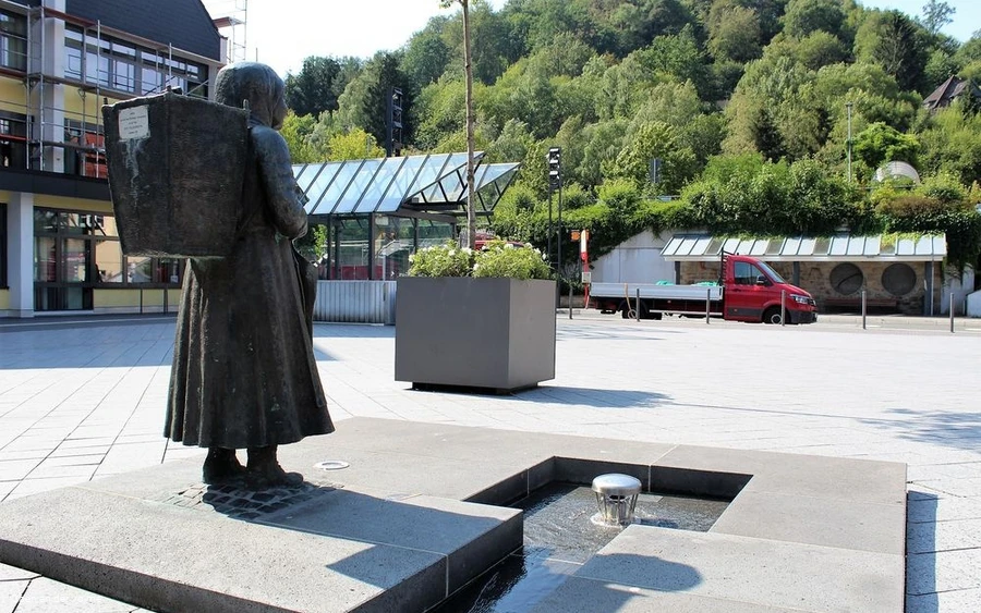 Die Statue steht im Ortszentrum auf den Rathauspla Die Statue steht im Ortszentrum auf den Rathauspla