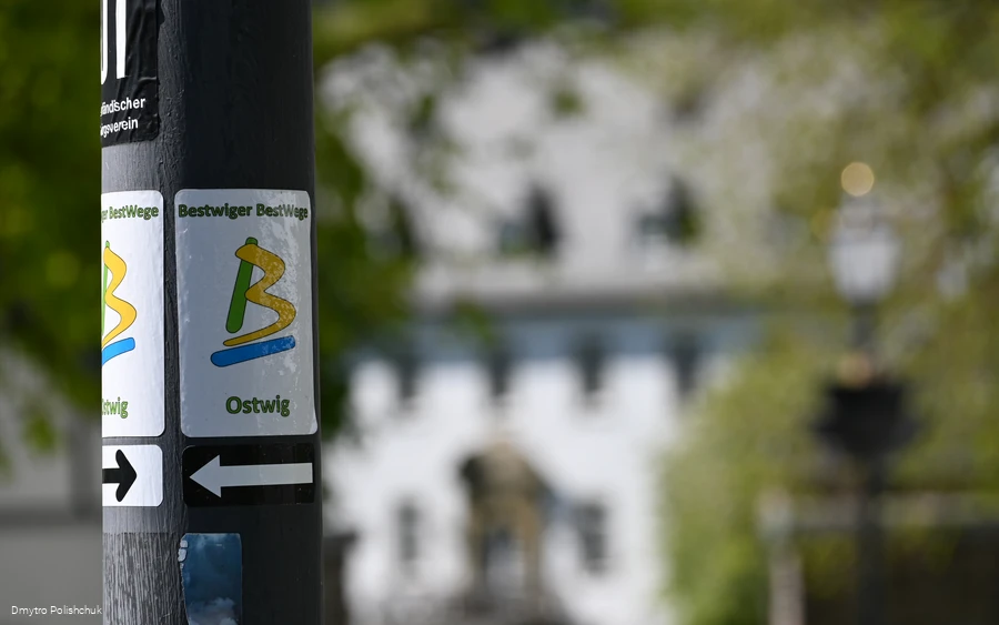Wegweiser Bestwiger BestWeg Ostwig am Marktplatz in Ostwig