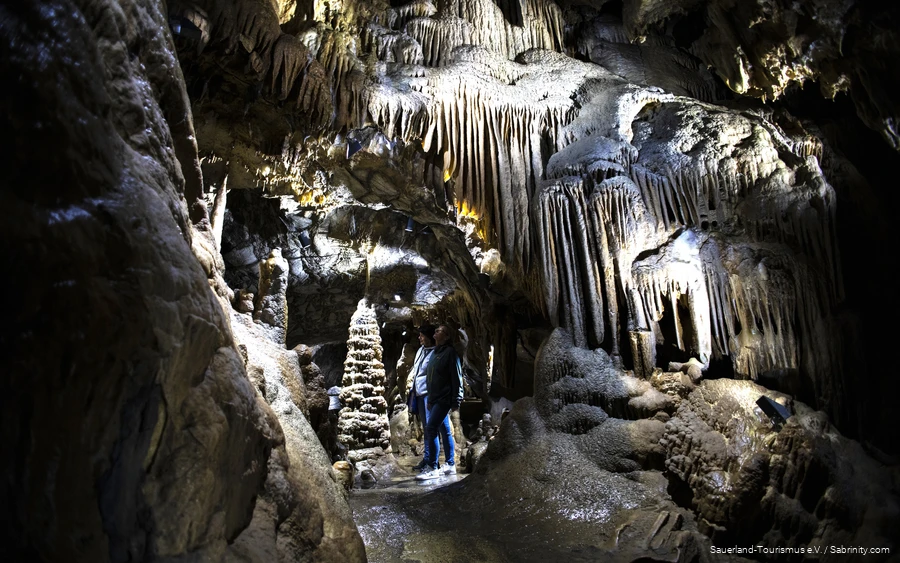 Zwei Frauen stehen in der Dechenhöhle.