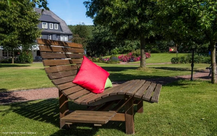 Entspannen im Garten am Hotel Waldhaus Entspannen im Garten am Hotel Waldhaus