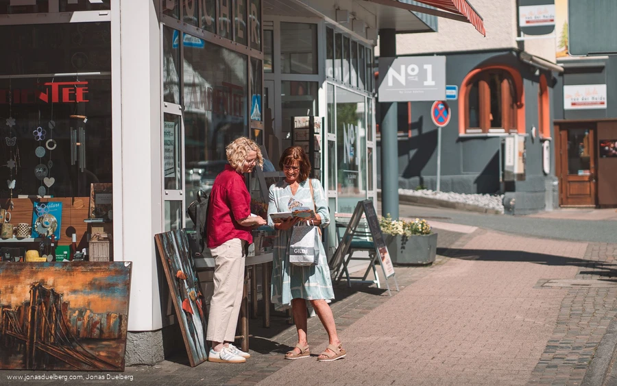 Frauen-Shopping-Bürgersteig c) Jonas Dülberg, Tourist-Info Willingen.jpg