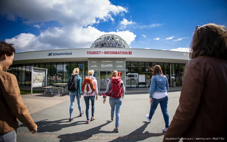 A group of women walk towards the Winterberg swimming pool.