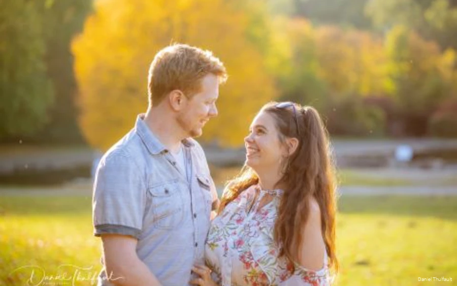 Blogger Yasmin Neese alias "The Raven Mum" met haar man.