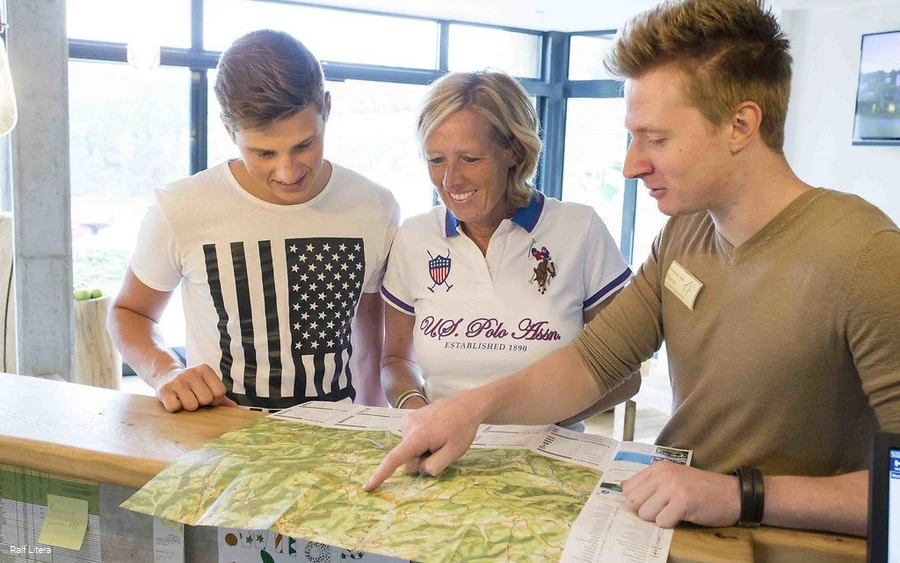 Junior manager Robin Steinberg legt de route uit aan gasten.