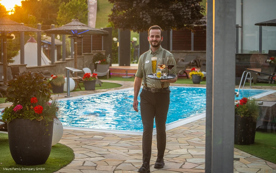 Der_Brabander_Kellner_Schwimmbad_Sommer_2025.jpg Der_Brabander_Kellner_Schwimmbad_Sommer_2025.jpg