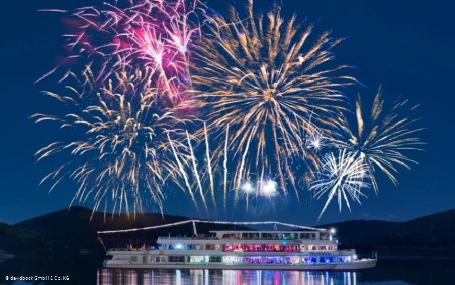 Personenschifffahrt Biggesee - EMS Westfalen nachts vor Feuerwerk