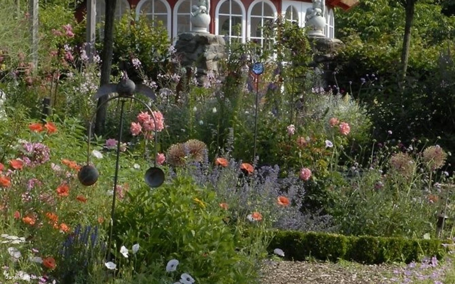 Blickfang im Garten - Der rote Pavillion