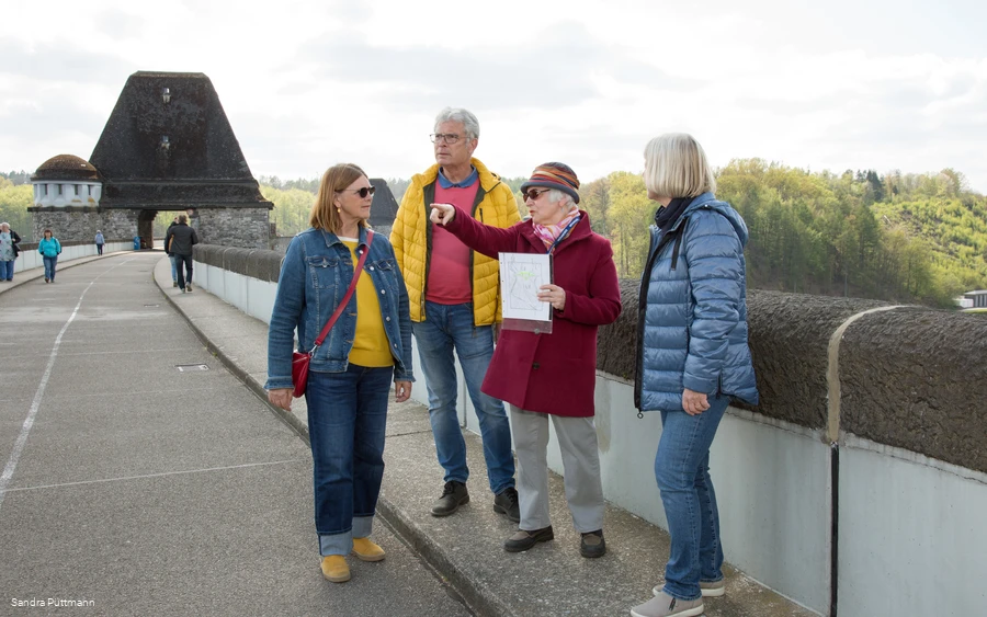 Gästeführung auf der Staumauer.jpg