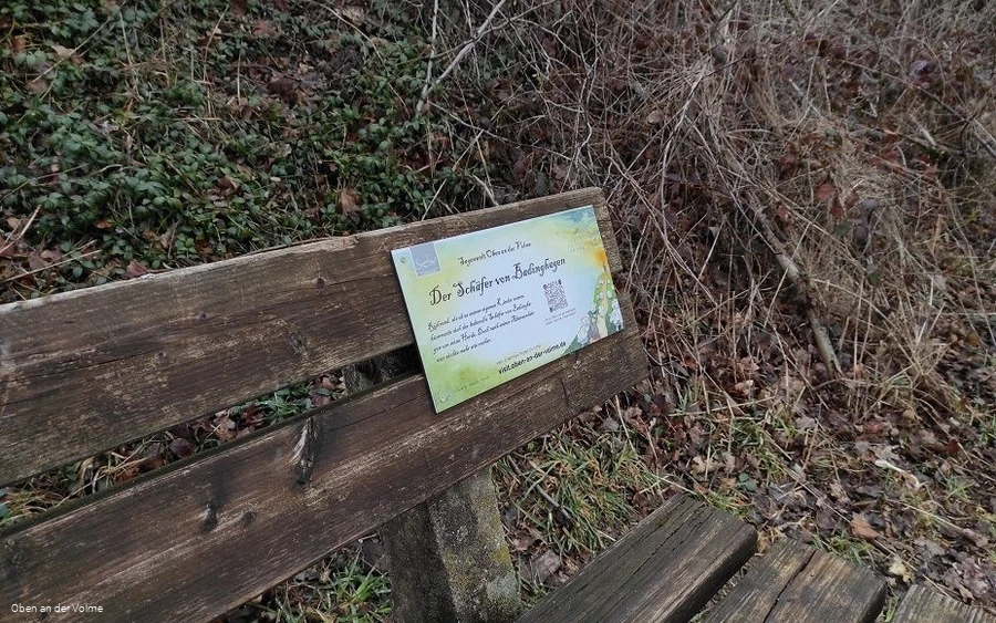 An der Bank befindet sich die Plakette mit dem Hör