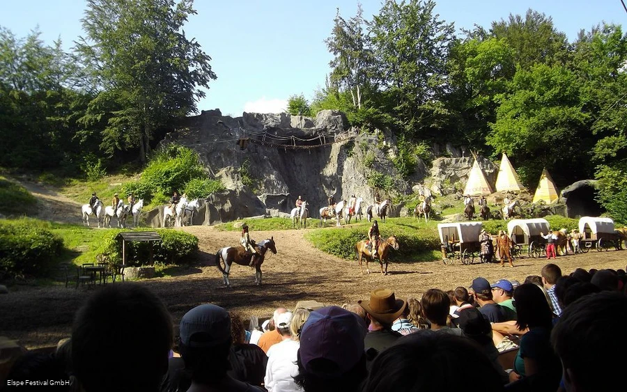 Elspe Festival Toeschouwers op het openluchtpodium tijdens het Elspe Festival.