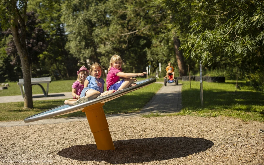 spielplatz-boemighausen-drehteller c) freizeitwelt-willingen, sabrinity.jpg