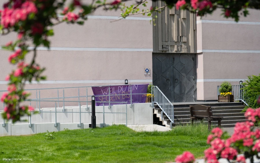 Kirche Willingen Eingang.jpg