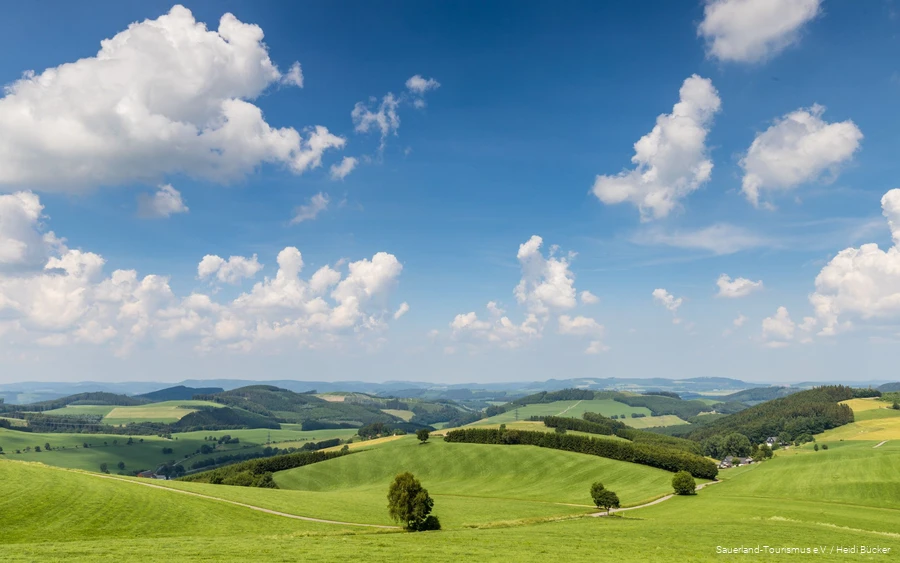Aussicht über die Sauerländer Landschaft bei Oberhenneborn im Frühling.