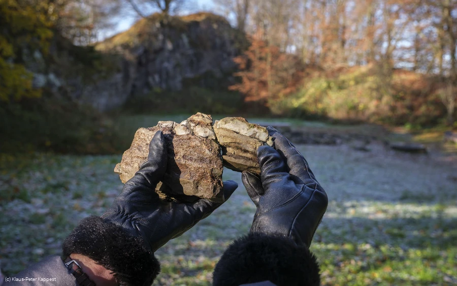 steinbruch-hengboehl-steine-haende_c__klaus-peter-kappest-sauerland-wanderdoerfer.jpg